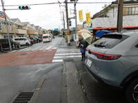 まるふくストアー付近の交差点・踏切